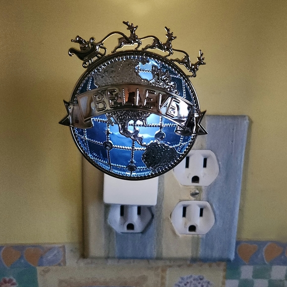 Bath And Body Works Traveling Santa Nightlight Plug-In - Picture 7 of 7